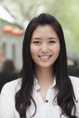 açık havada kameraya arayan kadın