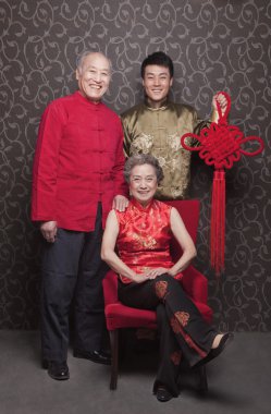 Büyükanne ve torunu ile berabere kalan düğüm