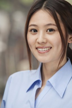 Gülümseyen genç kadın