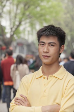 genç adam açık havada gülümseyen