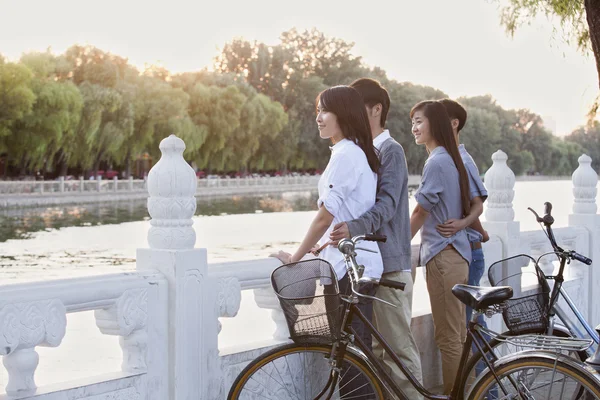 Couples by HouHai Lake with Bicycle — Stock Photo, Image