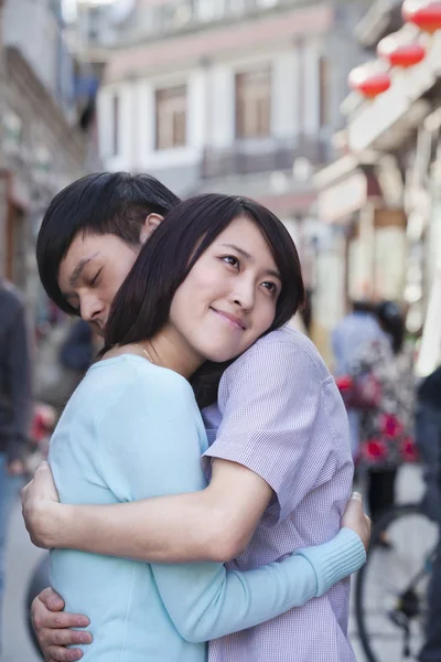 Pár objímat v Wangfujing — Stock fotografie