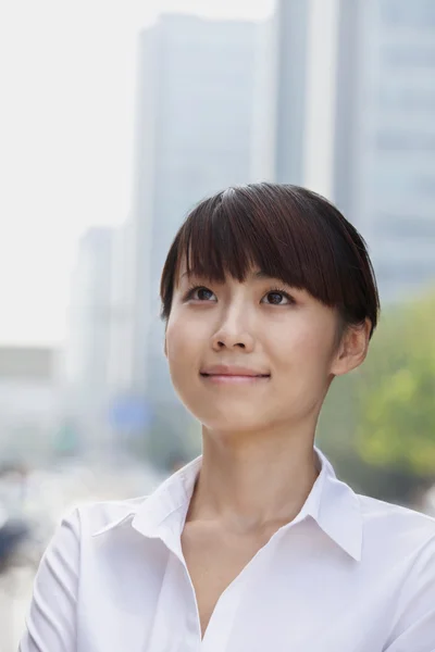 Młoda bizneswoman uśmiechnięta — Zdjęcie stockowe