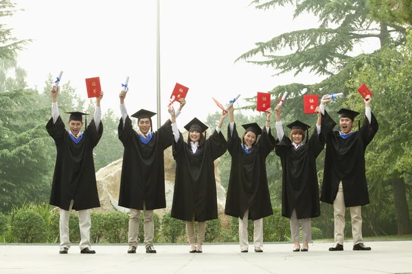 Üniversite mezunlarının diplomaları ile grup — Stok fotoğraf