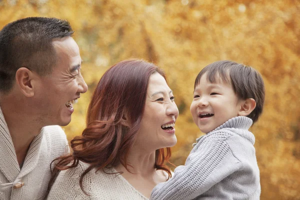 Familia disfrutando en el parque —  Fotos de Stock