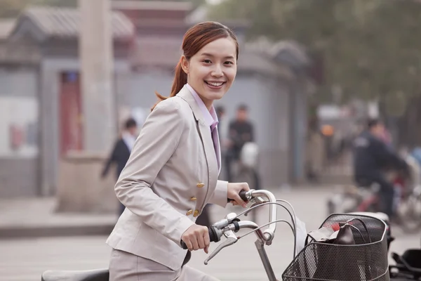 Business Woman standing with a Bicycle — Stock Photo, Image