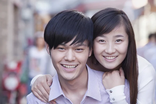 Giovane coppia sorridente — Foto Stock