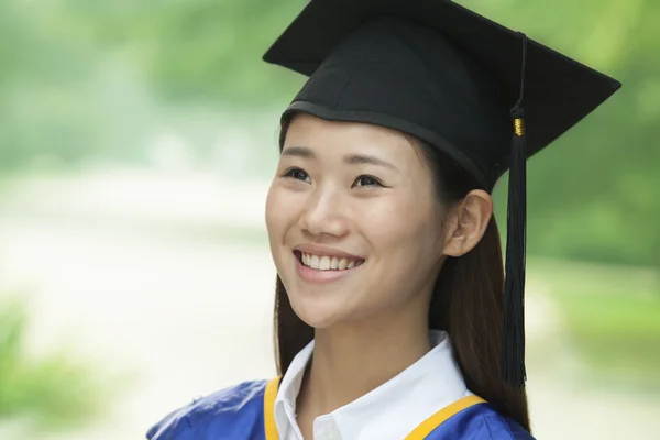 Genç bir kadın Üniversitesi'nden mezun — Stok fotoğraf