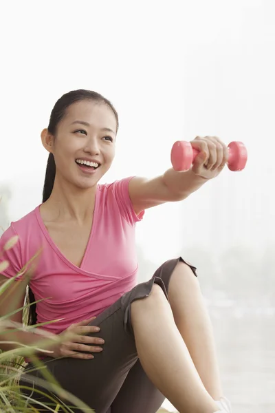 Woman Lifting Weights in the Park — Stock Photo, Image