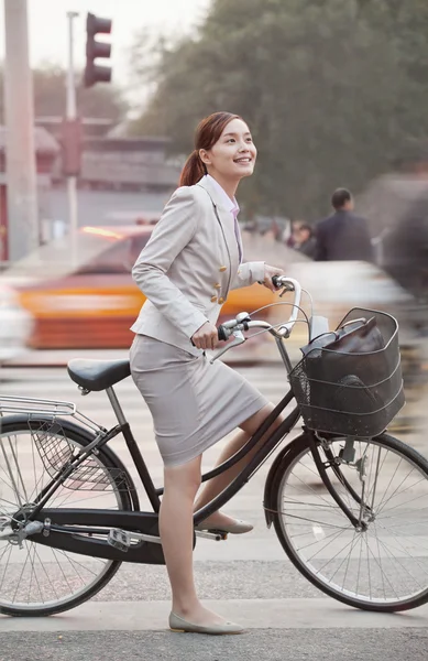 Affärskvinna pendling med cykel — Stockfoto