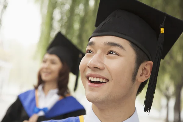 Hochschulabsolventen schauen weg — Stockfoto