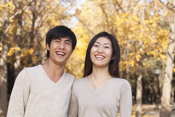 Couple dans le parc en automne — Photo