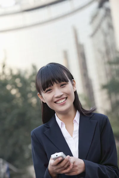 Businesswoman texting a message — Stock Photo, Image