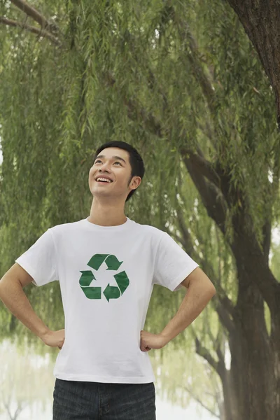 Homme souriant, symbole de recyclage — Photo