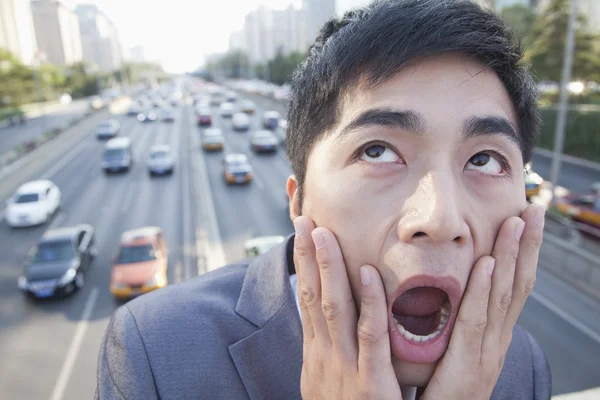 Uomo d'affari arrabbiato che urla sulla superstrada — Foto Stock