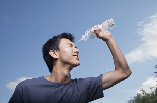 Man Pouring Bottled Water Over His Head — Stock Photo, Image