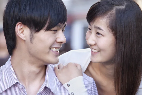 Young Couple Smiling — Stock Photo, Image