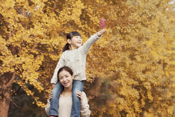 Madre e figlia godendo di un parco — Foto Stock