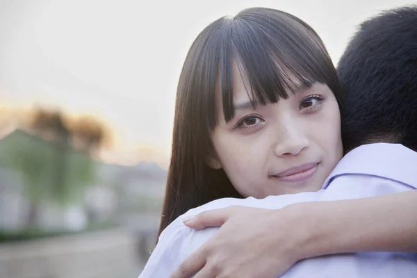 Pareja joven abrazándose — Foto de Stock