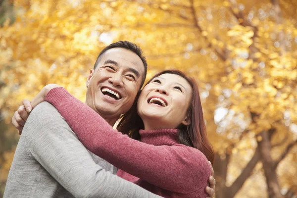 Couple embrassant dans le parc — Photo