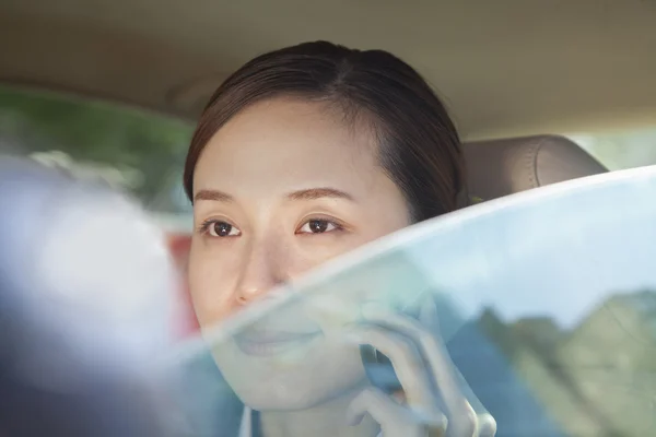 Vue à travers la fenêtre de la voiture de femme d'affaires — Photo