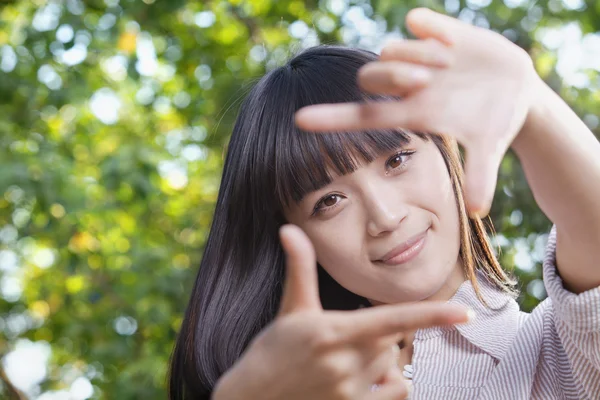 Girl Looking at the Camera — Stock Photo, Image