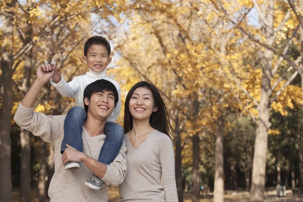 Family in Autumn park — Stock Photo, Image
