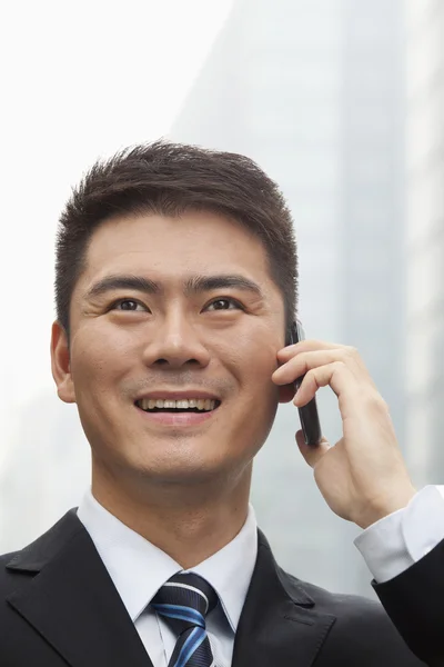 Молодой бизнесмен разговаривает на смартфоне — стоковое фото