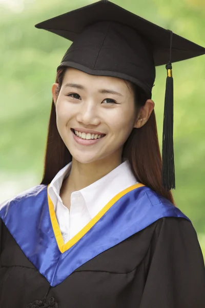 Mujer graduándose de la universidad — Foto de Stock
