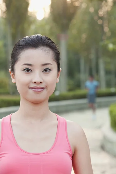 Femme en tenue d'exercice dans un parc — Photo