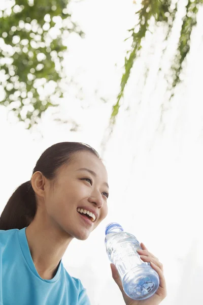 妇女饮水 — 图库照片