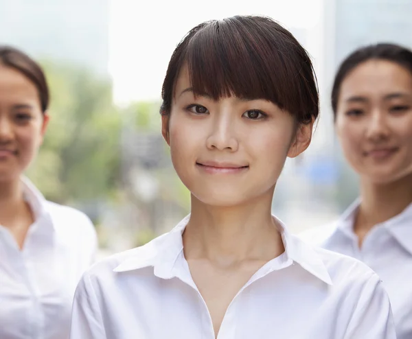 Mujer de negocios sonriendo en Beijing — Foto de Stock