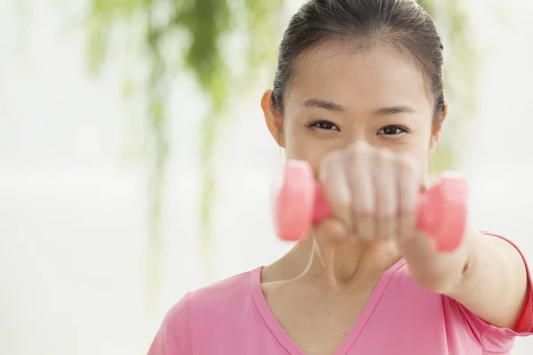 Exercice féminin dans le parc — Photo