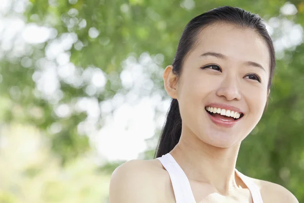 Junge Frau im Park — Stockfoto