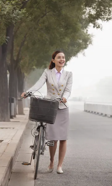 Mujer viajando con una bicicleta —  Fotos de Stock