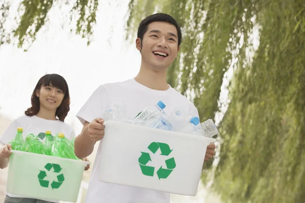 Personnes Recyclant des bouteilles en plastique — Photo