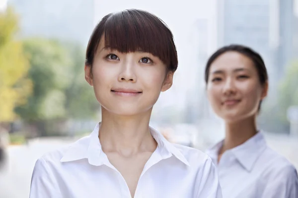 Joven empresaria sonriendo — Foto de Stock