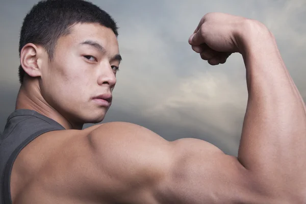 그의 bicep 근육을 과시 하는 남자 — 스톡 사진