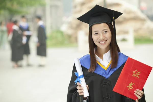 Gelukkig afgestudeerd met een diploma — Stockfoto