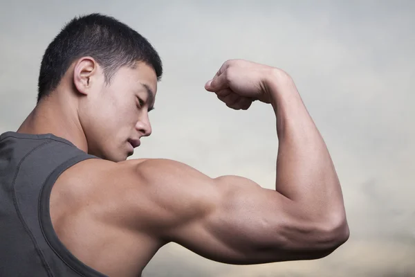 그의 bicep 근육을 과시 하는 남자 — 스톡 사진