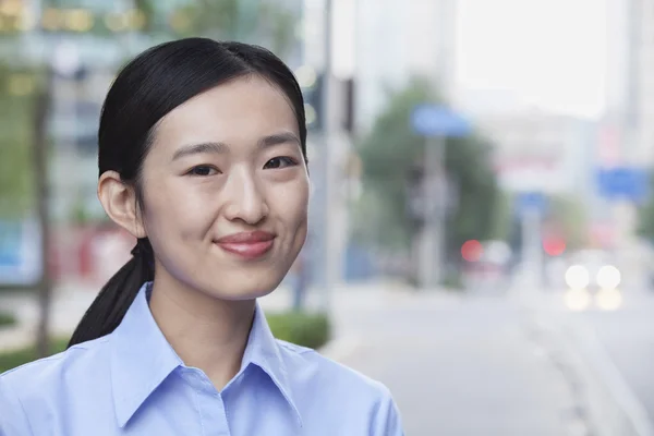 Empresária sorrindo em Beijing — Fotografia de Stock