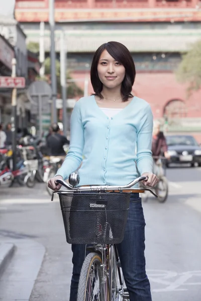 Jonge vrouw op een fiets — Stockfoto