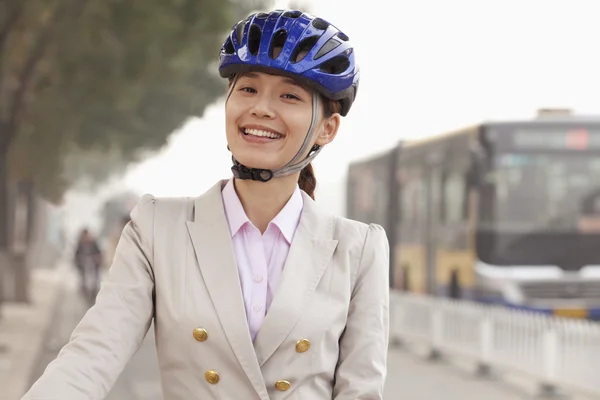 Femme d'affaires qui fait la navette avec un vélo — Photo