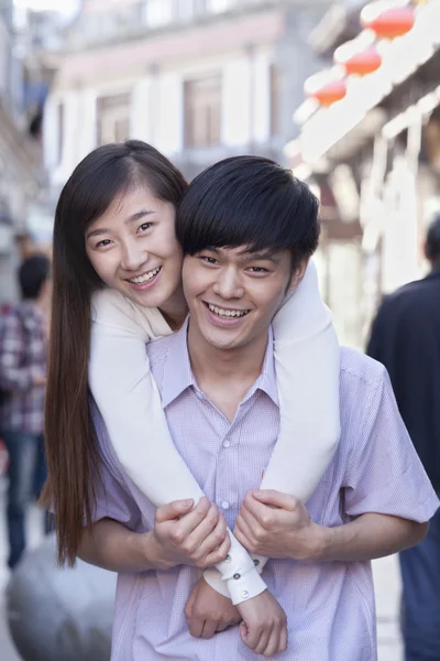 Jovem casal abraçando ao ar livre — Fotografia de Stock