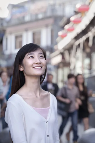 Jeune femme en plein air — Photo