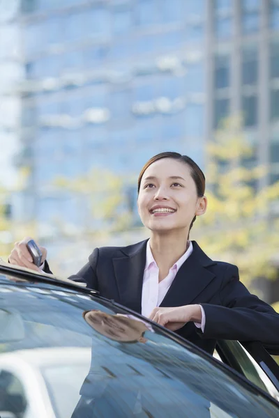 Kobieta stoi samochód patrząc od — Zdjęcie stockowe