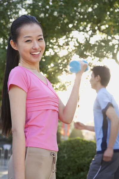 在公园与哑铃锻炼的女人 — 图库照片