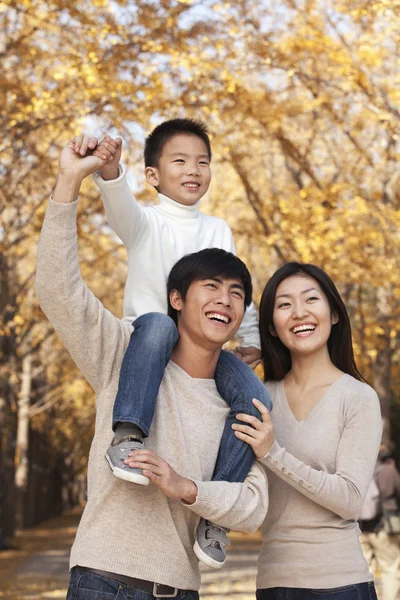 Famille dans le parc d'automne — Photo