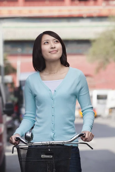 Jonge vrouw op een fiets — Stockfoto