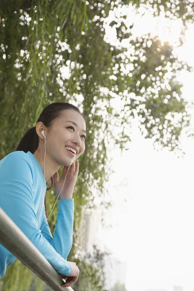 女人看着视图 — 图库照片